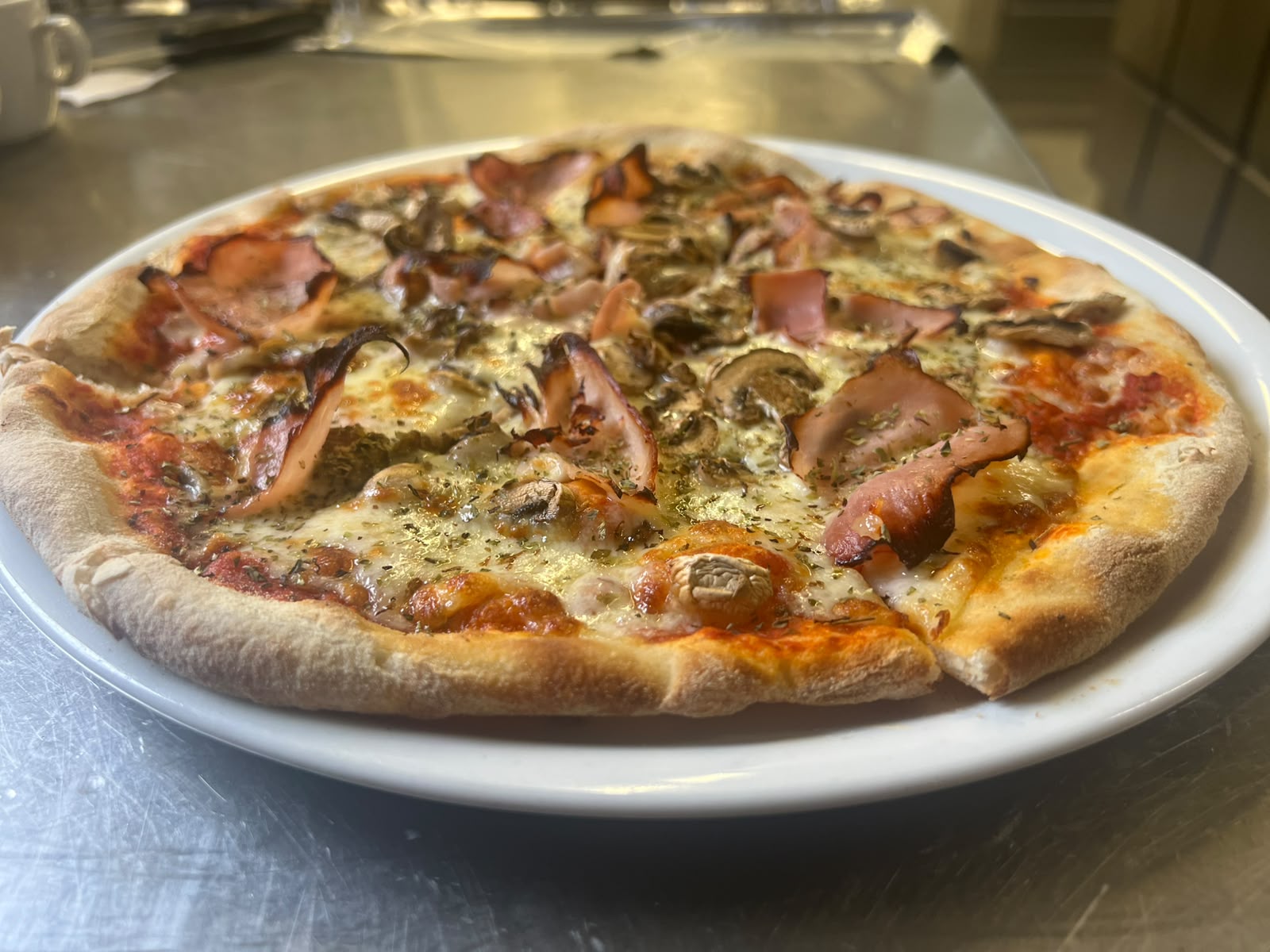 Frisch gebackene Pizza als Motiv der Kategorie Pizza