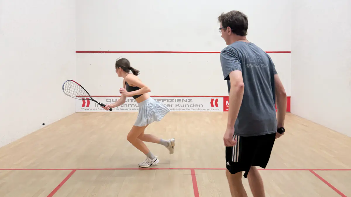 Zwei Spieler auf einem Squash-Platz im Parkclub Nymphenburg