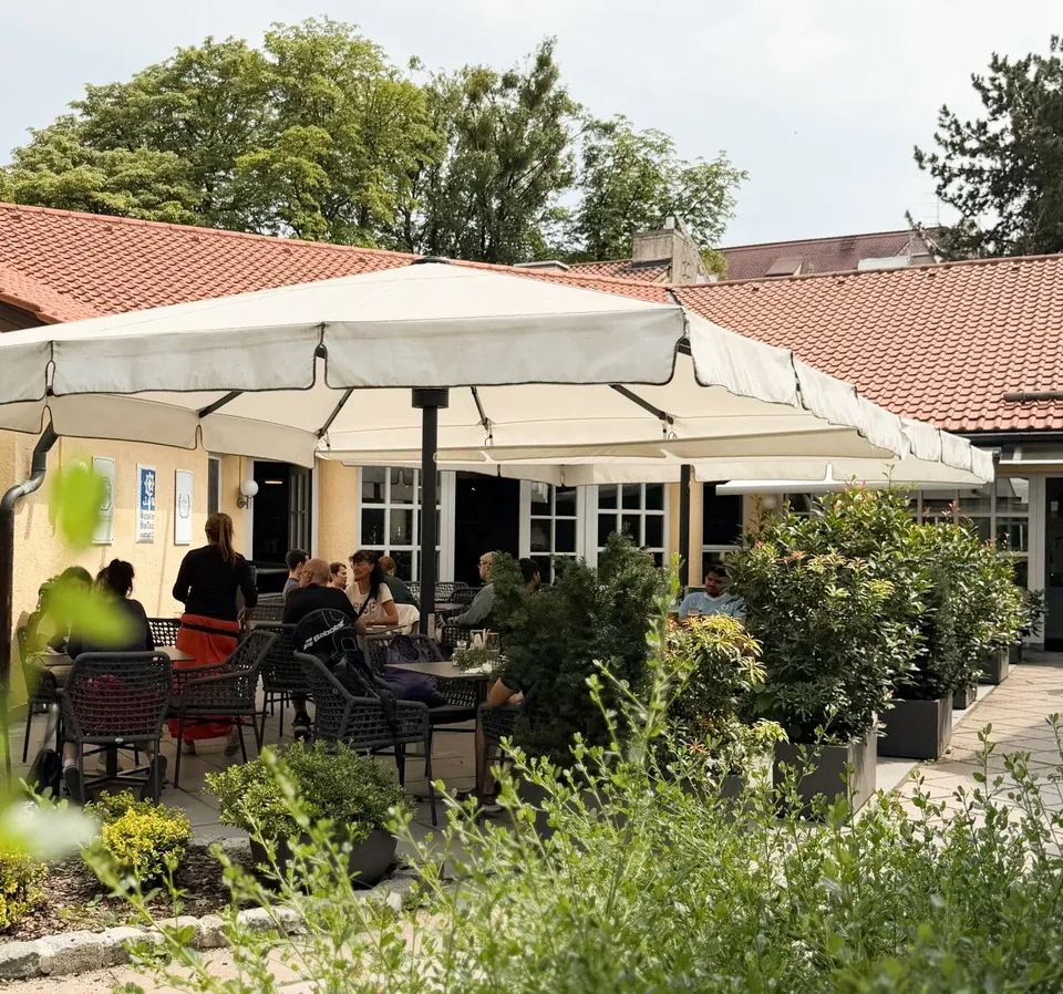 Terrasse des Parkclub Nymphenburg bei gutem Wetter